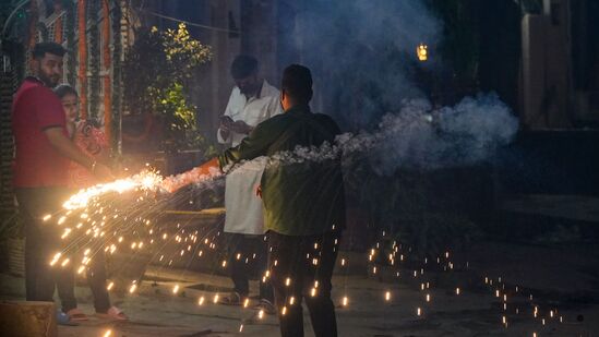 தீபாவளி பண்டிகையை இந்தியா முழுவதும் பட்டாசு வெடித்து மக்கள் சிறப்பாக கொண்டாடி மகிழ்ந்தனர் (PTI Photo/ Manvender Vashist Lav)