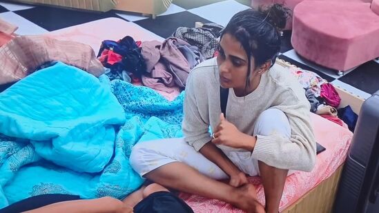 ‘நாம சரியா இருந்தது எப்படி தவறா போய் சேர்ந்தது?’ என்று மாயா கேட்க, ‘அது தான் இவங்க ட்ரிக்.. இவங்க அழுதே, சிம்பதியை காட்டி பண்ணிட்டாங்க. நீங்க மாயாவா செயல்பட்டிருந்தால், கடைசி வரை ஃப்ரஷ் கொடுத்திருக்க மாட்டீங்க.. நீங்க கேப்டனா இருந்ததால் தான் கடைசியில் கொடுத்தீங்க, அதுவும் ஒன்னுக்கு 10 கொடுத்தீங்க’ என்று மாயாவுக்கு நியாயம் கற்பித்தார் பூர்ணிமா.