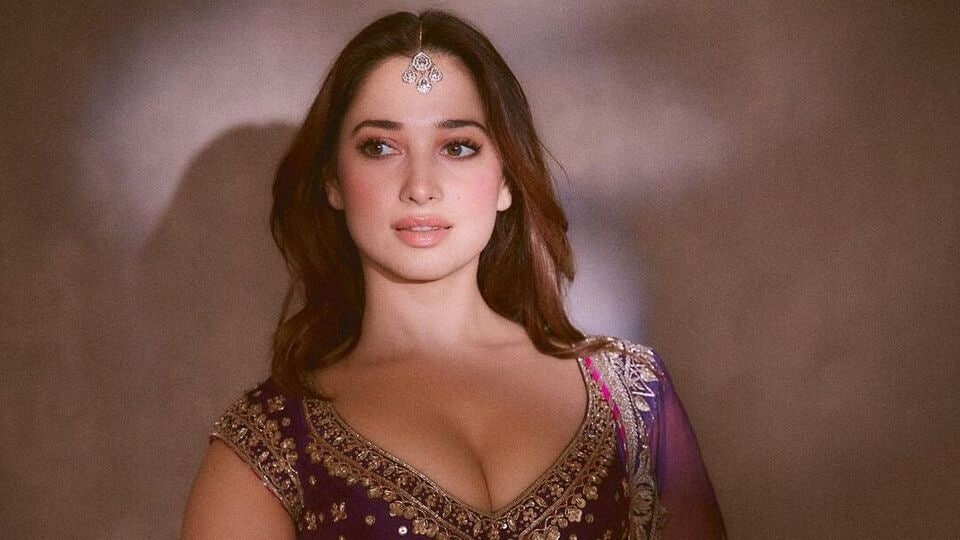 Tamannaah Hot: கவர்ச்சியை கொட்டும் தமன்னா.. ஹாட் கிளிக்ஸ் இதோ…!
