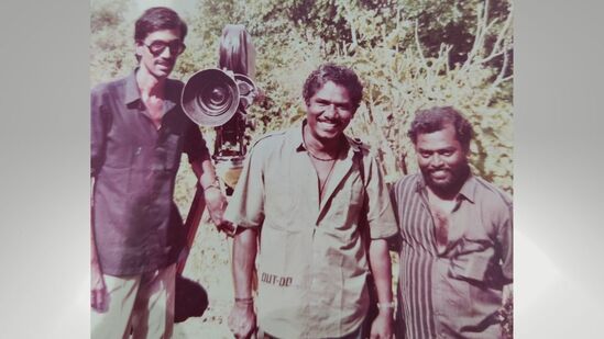அந்த துயரம் தான் அவருக்கு மாரடைப்பை உருவாக்கி, உயிரையே கொண்டு சென்று விட்டது. அண்ணா ஜூன் 15 அன்று இறந்தார் அண்ணி ஆகஸ்ட் 16ஆம் தேதி இறந்தார். ஆனால் இங்கு அவர் குடியால் தான் உயிரை விட்டார் என்று சொல்லிக் கொண்டிருக்கிறார்கள். ஆனால் அதில் உண்மையில்லை. அவருக்கு கல்லீரலில் பிரச்சினை வந்த உடனே, அந்த குடிப்பழக்கத்தை அவர் தூக்கி போட்டு விட்டார். ஆனால் அண்ணி இறந்து விடுவார் என்று சொன்ன அந்த ஒரு விஷயத்தை அவரால் தாங்க முடியவில்லை. அதனால் கடைசி இரண்டு மாதங்கள் அவர் குடித்துக் கொண்டுதான் இருந்தார்.” என்று பேசினார்