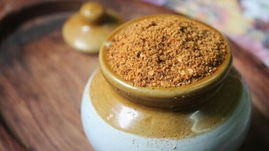 Vathal Kulambu Podi : இந்தப்பொடிய சேர்த்து செய்து பாருங்க உங்க வீட்டு வத்தக்குழம்பு சுவையை! தெருவே மணக்கும்! 