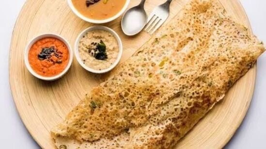 Rava Dosai : சுடச்சுட ரவாதோசை – ரெஸ்டாரென்ட் ஸ்டைலில் செய்து அசத்த வேண்டுமா? இதோ ரெசிபி! 