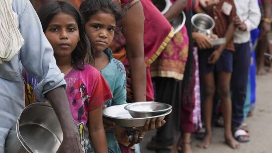 Poverty in India : இந்தியாவில் அரசின் கூற்றுப்படி உண்மையில் வறுமை குறைந்து வருகிறதா? பொருளியல் நிபுணர்கள் கருத்து!