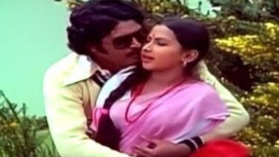 அதனால் தான் கவியரசர் கண்ணதாசன் அவர்களை சந்தித்து இப்பாடல் வரிகளை எழுத சொல்லலாம் என முடிவெடுத்தோம். அப்படி இப்பாடலை பெறுவதற்காக கண்ணதாசன் வீட்டிற்கே சென்றோம். அவரின் படுக்கை அறையில் தான் இப்பாடலை எழுதிகொடுத்தார். இதுமட்டும் இல்லை ஏழு சரணங்கள் எழுதி கொடுத்தார். அவரின் படுக்கை அறையில் தான் இந்த பாடலுக்கு டியூன் போட்டோம்.