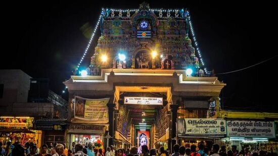 756 அடி நீளமும், 378 அடி அகலமும் கொண்ட இக்கோயில் ஆசியாவின் மிகப்பெரிய பாடல் பெற்ற சிவாலயமாக விளங்குகிறது. இந்த திருக்கோயிலில் எண்ணற்ற பல சிறப்புகளையும், பெருமைகளையும் தன்னகத்தே கொண்டுள்ளது.