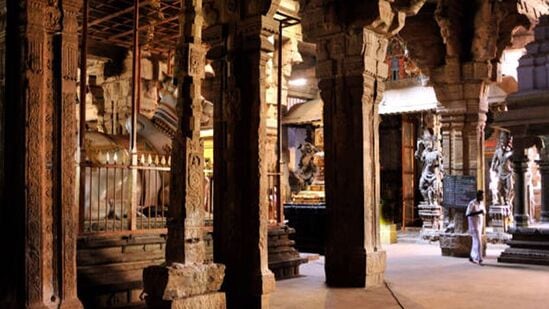 இங்குள்ள மணி மண்டபத்தின் முன்பக்கம் பெரிய தூண்கள் மண்டபத்தைத் தாங்கி நிற்க, அதைச் சுற்றி ஒலி எழுப்பக்கூடிய 48 சிறு சிறு இசை தூண்கள் காணப்படும். ஒவ்வொரு தூணும் ஒவ்வொரு இசையை எழுப்பக் கூடியவையாகும்.