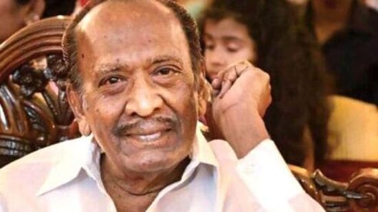 அதனால் அவர் என்னை விட்டு விலகி விட்டார். அவர் பிரிந்த பின்னர், நான் மிக மிக கஷ்டப்பட்டேன். மன ரீதியாகவும் சரி, பணரீதியாகவும் சரி, மிகப்பெரிய கஷ்டத்தை சந்தித்தேன். என்னுடைய குடும்பம்தான் அந்த சமயத்தில் எனக்கு கை கொடுத்து, அவர்களோடு அணைத்துக் கொண்டது. நான் வேலைக்கு செல்ல ஆரம்பித்தேன். தனி மனுஷியாக இருந்து என்னுடைய பையனை &nbsp;வளர்த்தேன்.” என்று பேசினார்.