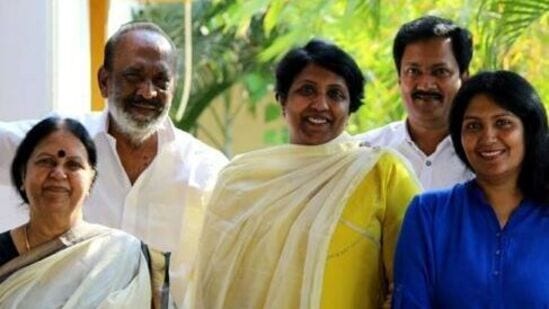 உதிரிப்பூக்கள் திரைப்படத்தின் இயக்குநர் இவர்தான் என்று முதலில் எனக்கு தெரியாது. அது தெரியாமல், நான் அந்த ஹோட்டலுக்கு சென்றேன். பார்த்தால் அங்கு மகேந்திரன் இருக்கிறார். அதன் பின்னர்தான் அந்தப்படத்தின் இயக்குநர் அவர் என்று தெரிய வந்தது.&nbsp;நாங்கள் ஒருவரை ஒருவர் சந்தித்தோம்,பார்த்தோம், பழகினோம். விருப்பப்பட்டோம்.&nbsp;&nbsp;&nbsp;
