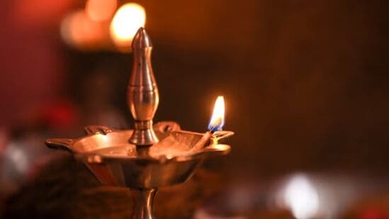 கார்த்திகை மாதத்தில் தினமும் விளக்கு ஏற்றினால் ஐஸ்வர்யம் பெருகுமாம். அத்துடன், பிரிந்திருக்கும் கணவன்-மனைவி ஒன்று சேர சிவன்-பார்வதிக்கு விரதம் இருந்து வழிபட்டால் போதுமாம். அதுகுறித்த விவரங்களையும் விரிவாகப் பார்ப்போம். கார்த்திகை மாதத்தில் தினமும் விளக்கு ஏற்றினால் ஐஸ்வர்யம் பெருகுமாம். அத்துடன், பிரிந்திருக்கும் கணவன்-மனைவி ஒன்று சேர சிவன்-பார்வதிக்கு விரதம் இருந்து வழிபட்டால் போதுமாம். அதுகுறித்த விவரங்களையும் விரிவாகப் பார்ப்போம்.