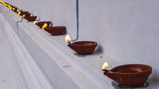 கார்த்திகை மாதத்தில் வரக் கூடிய ஒவ்வொரு ஞாயிற்றுக்கிழமையும் மிக மிக விஷேஷமானது. இல்லறத்தில் மிகவும் பிரச்சனை இருந்தால், பிரிந்திருக்கும் கணவன்-மனைவி ஒன்று சேர வேண்டும் என்றால் கார்த்திகை மாதத்தில் வரும் அனைத்து ஞாயிற்றுக்கிழமைகளிலும் சிவபெருமானையும் பார்வதியையும் நினைத்து விரதம் இருந்து வழிபாடு செய்தால் நிச்சயமாக பிரிந்திருப்பவர்கள் ஒன்று சேருவார்கள். கார்த்திகை மாதத்தில் வரக் கூடிய ஒவ்வொரு ஞாயிற்றுக்கிழமையும் மிக மிக விஷேஷமானது. இல்லறத்தில் மிகவும் பிரச்சனை இருந்தால், பிரிந்திருக்கும் கணவன்-மனைவி ஒன்று சேர வேண்டும் என்றால் கார்த்திகை மாதத்தில் வரும் அனைத்து ஞாயிற்றுக்கிழமைகளிலும் சிவபெருமானையும் பார்வதியையும் நினைத்து விரதம் இருந்து வழிபாடு செய்தால் நிச்சயமாக பிரிந்திருப்பவர்கள் ஒன்று சேருவார்கள்.