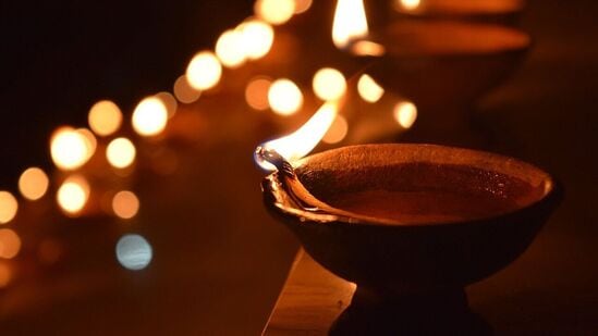 கார்த்திகை மாதம் முழுவதுமே நாம் விளக்கேற்றி வழிபட வேண்டும். அகநாநூறு, புறநானூறு என எந்த இலக்கிய நூல்களை எடுத்துப் பார்த்தாலும் இந்த மாத்திற்கு விளக்கிடு மாதம் என பெயர் கொடுத்திருப்பார்களாம். கார்த்திகை மாதம் முழுவதுமே நாம் விளக்கேற்றி வழிபட வேண்டும். அகநாநூறு, புறநானூறு என எந்த இலக்கிய நூல்களை எடுத்துப் பார்த்தாலும் இந்த மாத்திற்கு விளக்கிடு மாதம் என பெயர் கொடுத்திருப்பார்களாம்.