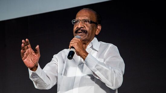 அவருடன் கிட்டத்தட்ட நான் ஒரு ஏழு வருடங்கள் வாழ்ந்தேன். எங்களுக்கு ஒரு மகனும் பிறந்தான். ஏழு வருடங்களுக்குப் பிறகு அவர் படங்கள் இயக்குவதை நிறுத்தி விட்டார். அதனால் அவரால் இரண்டு குடும்பத்தையும் கையாள முடியவில்லை.&nbsp;&nbsp;&nbsp;