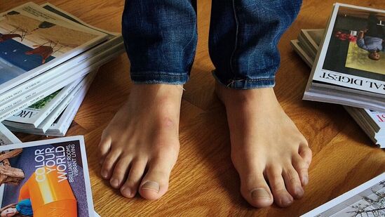 குளிர்காலம் வந்துவிட்டது. இந்த நேரத்தில், பலர் செருப்பு அணிந்து வீட்டிற்குள் நடக்கிறார்கள். ஆனால் வருடம் முழுவதும் இந்த பழக்கம் பலருக்கு இருப்பதில்லை. மாறாக, அவர்கள் கோடை காலத்தில் மட்டும் வெறுங்காலுடன் நடக்க விரும்புகிறார்கள். இந்த இரண்டு பழக்கங்களும் உடலில் வெவ்வேறு விளைவுகளை ஏற்படுத்துகின்றன.