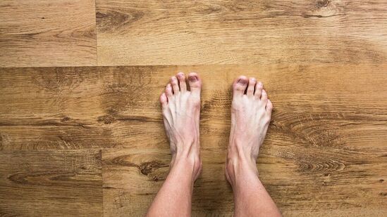 ஆண்டு முழுவதும் வீட்டிற்குள் செருப்பு போட்டு நடக்க வேண்டும் என்று பலர் நினைக்கிறார்கள். யாருடைய விஷயத்தில் அத்தகைய நடைமுறையை வைத்திருக்க வேண்டும்? பார்க்கலாம்.