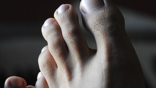 50 வயதுக்கு மேற்பட்ட பெண்கள்: நடுத்தர வயதுடைய பெண்கள் கூட வீட்டில் வெறுங்காலுடன் நடக்கக்கூடாது. ஏனென்றால், 50 வயதிற்குப் பிறகு, உள்ளங்கால்களில் உள்ள கொழுப்புத் திண்டுகள் மோசமடையத் தொடங்கும். இதன் விளைவாக, இந்த நேரத்தில் வெறுங்காலுடன் நடப்பது முழங்கால்கள், இடுப்பு மற்றும் உடலின் கீழ் முதுகில் பல்வேறு பிரச்சனைகளை ஏற்படுத்தும்.