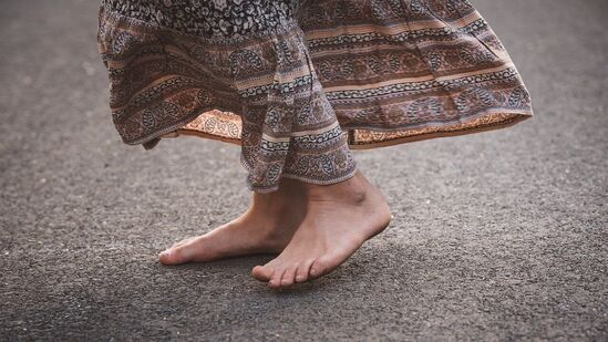 உங்களுக்கு சமநிலை பிரச்சனைகள் இருந்தால்: கடினமான மாடிகளில் வெறுங்காலுடன் நடப்பது, சமநிலையின்மை காரணமாக பாதத்தின் அடிப்படை குறைபாடுகளை ஏற்படுத்தும். பல்வேறு கால் குறைபாடுகள், குதிகால் வலி, பின்புற திபியல் தசைநாண் அழற்சி மற்றும் அகில்லெஸ் தசைநாண் (குதிகால் வடம் அல்லது கால்கேனியல் தசைநார் ) &nbsp;அழற்சி ஆகியவற்றால் பாதிக்கப்படலாம்.