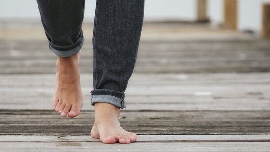 தொற்று அபாயத்தை அதிகரிக்கிறது: வெறுங்காலுடன் நடப்பது பாதங்களை பாக்டீரியா மற்றும் பூஞ்சைகளுக்கு எளிதில் வெளிப்படுத்துகிறது. நமது தோல் மற்றும் நகங்களை பாதிக்கக்கூடியது. பாக்டீரியா முதலில் தோலையும் பின்னர் நகங்களையும் பாதிக்கிறது. பின்னர் கால்விரல்கள் மற்றும் தோல் வலி மற்றும் தோல் வெடிப்புகள். ஏற்பட வாய்ப்புள்ளது.