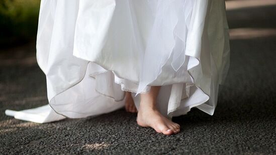 உங்களுக்கு நீரிழிவு நோய் இருந்தால்: உங்களுக்கு இந்த பிரச்சனை இருந்தால் வெறுங்காலுடன் நடக்காதீர்கள். ஈஸ்ட் போன்ற தோல் நோய்த்தொற்றுகள் நீரிழிவு நோயாளியின் நீரேற்றத்தை பாதிக்கலாம். இது தோல் அமைப்பு, தொனியை மாற்றுகிறது. மற்றும் பிற நோய்த்தொற்றுகளின் அபாயத்தை அதிகரிக்கிறது. நீரிழிவு நோயாளிகளுக்கு நோய் எதிர்ப்பு சக்தி குறைவாக இருப்பதால், பல்வேறு தொற்றுநோய்களுக்கு எதிராக போராடுவது அவர்களுக்கு கடினமாகிறது. நோய்த்தொற்று கடுமையாக இருந்தால், உறுப்பு துண்டிக்க வேண்டிய அபாயமும் ஏற்படலாம்.&nbsp;