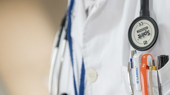 இறுதியாக, வெறுங்காலுடன் நடப்பது எப்போதும் மோசமானதல்ல. தரைவிரிப்பு, புல் அல்லது மணல் மீது வெறுங்காலுடன் நடப்பது மிகவும் நன்மை பயக்கும். ஆனால் கடினமான மாடிகளில் இது வேலை செய்யாது. மேலும் எந்தவொரு பிரச்சனைக்கும் மருத்துவரை அணுகுவது எப்போதும் முக்கியம்.