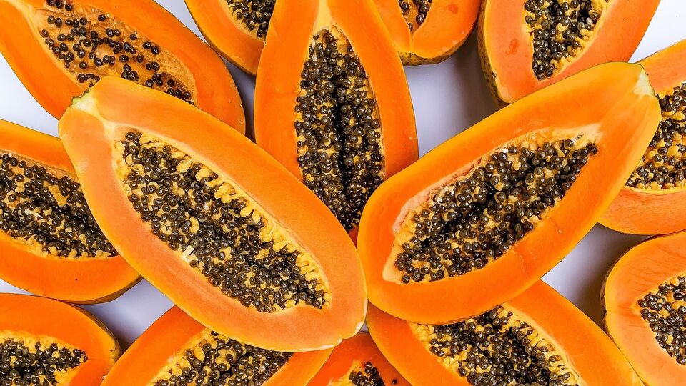 Papaya பப்பாளி சாப்பிட்ட பிறகு இந்த உணவுகளை சாப்பிடாதீர்கள்who should