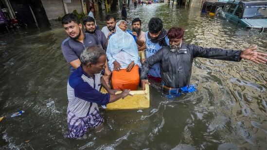 <p>மழை காரணமாக வெள்ளம் சூழ்ந்துள்ள சாலைகளில் ஆம்புலன்ஸ் வர முடியாததால் மூத்த குடிமக்கள் பெரும் பாதிப்புக்குள்ளாகி வருகின்றனர்.&nbsp;</p>