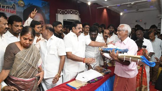 'மழை நீர் வடிகால் பணிகள் 90% நிறைவடைந்துவிட்டதாக முன்பு தெரிவித்துவிட்டு தற்போது 51% தான் முடிவடைந்துள்ளதாக முதலமைச்சரும் அமைச்சர்களும் பொய் பேசுகின்றனர்’ - ஈபிஎஸ்