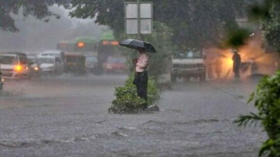 ”Rain Alert:அரபிக்கடல் மற்றும் அதனை ஒட்டிய மாலத்தீவு பகுதிகளில் நிலவிய வளிமண்டல மேலடுக்கு சுழற்சி காரணமாக கடந்த இரு தினங்களாக மேற்கு தொடர்சி மலையையொட்டி மாவட்டங்களில் மழை”