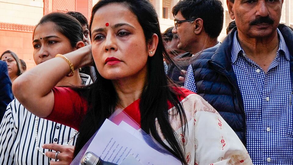 Mahua Moitra: ‘தனது மனுவை உடனடியாக விசாரிக்க வேண்டும்’-சுப்ரீம் கோர்ட்டில் மஹுவா மொய்த்ரா தரப்பு வாதம்