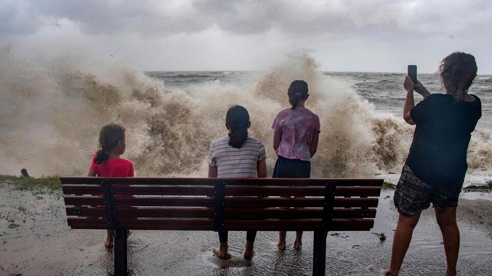 Cyclone Jasper: ஆஸ்திரேலியாவை தாக்கிய ஜாஸ்பர் புயல்.. பலத்த மழையுடன் சூறாவளி-போட்டோஸ் இதோ