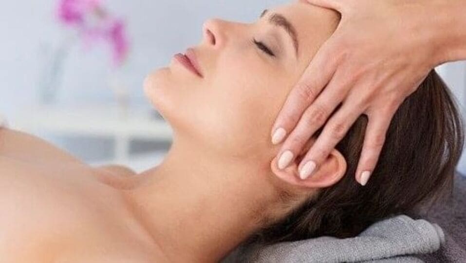 Face Massage Benefits : முகத்தில் மசாஜ் செய்வதால் இத்தனை நன்மைகளா? இதோ பாருங்கள்!
