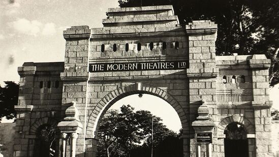 சேலம், ஏற்காடு சாலையில், ஒன்பது ஏக்கர் நிலத்தில், டி.ஆர்.சுந்தரம், தனது லேண்ட்மார்க் ஸ்டுடியோவை கட்டினார். நிலையான அட்டவணைகள் மற்றும் வரவுசெலவுத் திட்டங்களுடன் திரைப்படத் தயாரிப்பில் வணிகம் போன்ற அணுகுமுறையை அவர் பின்பற்றினார். ஹாலிவுட் ஸ்டுடியோ போல இயங்கி வந்த மாடர்ன் தியேட்டர்ஸில் எம்.ஜி.ராமச்சந்திரன், மனோகர், ராமசாமி, தங்கவேலு, ஜெமினி கணேசன், கதாசிரியர் கருணாநிதி, பாடலாசிரியர் கண்ணதாசன் உள்ளிட்ட நடிகர்கள், எழுத்தாளர்கள், தொழில்நுட்ப கலைஞர்கள் என 250-க்கும் மேற்பட்டோர் பணியாற்றியுள்ளனர்.&nbsp;