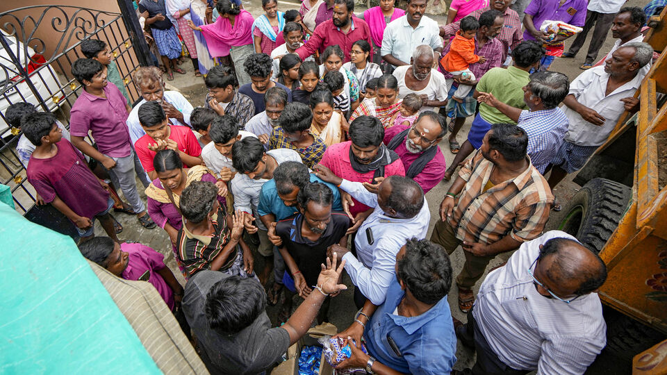 Chennai Floods மூழ்கும் மக்கள்! பெருநகரின் வெள்ளத்துக்கு யார் பொறுப்பு? – ஓர் அலசல்!