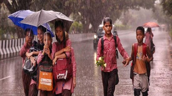 தூத்துக்குடி மற்றும் நெல்லை மாவட்டங்களில் நாளையும் அதிகனமழை பெய்யும் என வானிலை ஆய்வு மையம் எச்சரிக்கை விடுத்துள்ளது.