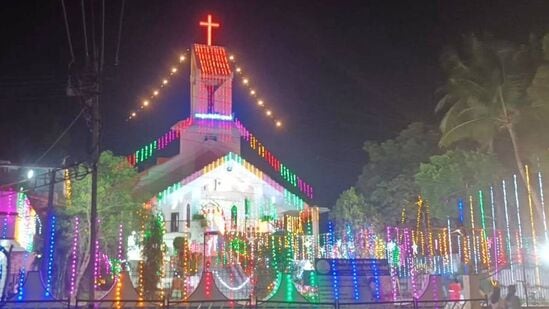 Christmas Festival 2023: கிறிஸ்துமஸ் பண்டிகையையொட்டி தமிழகம் முழுவதும் உள்ள தேவாலயங்களில் சிறப்பு பிரார்த்தனை நடைபெற்றது. நள்ளிரவில் நடைபெற்ற சிறப்பு பிரார்த்தனையில் ஏராளமானோர் பங்கேற்றனா்.