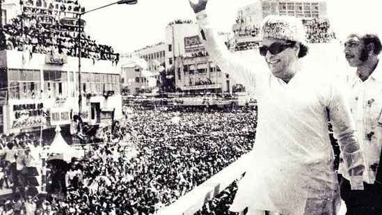 எம்ஜிஆர்: புரட்சித்தலைவர், பொன்மனச் செம்மல், மக்கள் திலகம், என பல்வேறு பெயர்களைக் கொண்டு அழைக்கப்பட்டவர், மறைந்த முன்னாள் முதலமைச்சர் எம்.ஜி. ராமச்சந்திரன். திரை சினிமாவில் உச்சம் தொட்ட எம்.ஜி.ஆர் 1984ம் ஆண்டு டிசம்பர் 24ம் தேதி உடல் நலக்குறைவால் இயற்கை எய்தினார்.