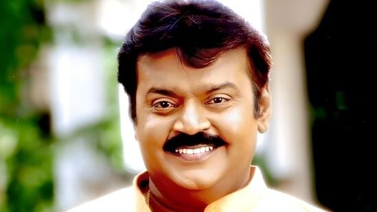 விஜயகாந்த். கட்சி ஆரம்பித்ததுமே 9 சதவீத வாக்கு பெறுவது சாதாரண விஷயம் அல்ல. கருணாநிதி, எம்ஜிஆர், ஜெயலலிதா வெற்றிக்கு முன் 10 முதல் 20 ஆண்டு கால அரசியல் அனுபவம் அவர்களுக்கு இருந்தது. தமிழக அரசியல் குளத்தில், இரண்டு திராவிட கட்சிகளும் தங்களுக்குள் அடித்துக் கொண்டாலும் 3வது ஒரு கட்சி வளருவதை தடுப்பதில் எப்போதுமே இணைந்து நிற்பது வழக்கம். தனி நபராக விஜயகாந்த் வளர முடியுமா..? மாநிலங்களவை எம்பியாக 2வது முறை கனிமொழி தேர்வான நிகழ்வு ஒரு உதாரணம். ஜெயலலிதா நினைத்திருந்தால் கனிமொழியை வெற்றி பெற விடாமல் தடுத்து, தேமுதிகவை நாடாளுமன்றத்தில் அடி எடுத்து வைத்திருக்க செய்திருக்கலாம்.