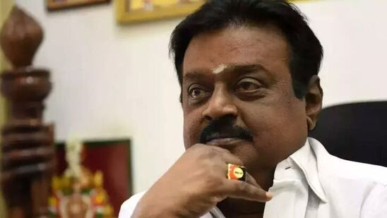 எம்ஜிஆர் போலவே ஸ்டன்ட் கலைஞர்கள், துணை நடிகர்களின் நலனில் அக்கறை செலுத்தியவர். வீடு தேடி வருவோருக்கு உணவு தந்து உபசரிப்பதை வழக்கமாக வைத்திருப்பவர். நடிகராக இருந்த போது தன்னிடம் உதவி கேட்டு வரும் தபால்களுக்கு பதில் அனுப்புவதோடு பணமும் அனுப்பி வைக்கும் குணம் அவருக்கு உண்டு. நடிகராக இருந்தபோது அறிவித்தது போலவே தனிக்கட்சி தொடங்கி, அதிலும் சாதனை படைத்தார். சிவாஜி கணேசன், பாக்யராஜ், டி.ராஜேந்தர் போன்ற பிரபலங்கள் கூட தனித்து நின்று வெற்றி பெற முடியாத தமிழகத்தில் தனியாளாக யாருடைய ஆதரவும் இன்றி வெற்றி பெற்றவர்