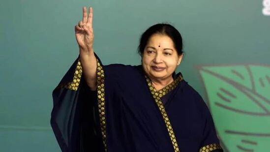 ஜெயலலிதா: சினிமாவில் நடிகையாக பல வெற்றிப்படங்களில் நடித்த ஜெயலலிதா எம்ஜிஆர் ரால் அரசியலுக்கு அழைத்து வரப்பாட்டார். அதிமுகவின் பொதுச்செயலாளராக உயர்ந்தார். தமிழக முதல்வராகவும் ஆட்சி நடித்திய ஜெயலலிதா 2016ம் ஆண்டு டிசம்பர் மாதம் 5-ம் தேதி உடல் நலக்குறைவால் இயற்கை எய்தினார்.