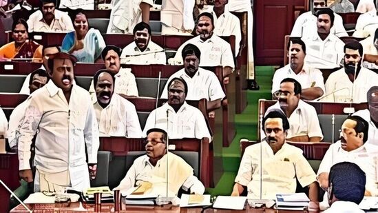 சட்டப்பேரவையில் முதலமைச்சராக இருந்த ஜெயலலிதா முன்னிலையில் விஜயகாந்த் நாக்கை துருத்திய சம்பவம் பெரும் சர்ச்சைக்குள்ளானது. தேமுதிகவை சேர்ந்த சில எம்.எல்.ஏக்கள் ஜெயலலிதாவை சந்தித்து ஆதரவு அளித்தது விஜயகாந்தின் அரசியல் சிரத்தன்மையை கேள்வி எழுப்பியது.