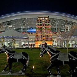 <p>பயணிகள் காத்திருக்கும் போது பொழுதுபோக்கும் வகையில் வகையில் ஆங்காங்கே மெகா வடிவிலான நவீன டிவிக்கள், கண்காணிப்பு கேமராக்கள், வைஃபை வசதிகளும் உள்ளன.</p>