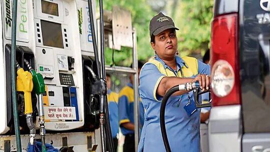 ”Petrol Diesel Price: பெட்ரோல் தேவையை பூர்த்தி செய்ய இறக்குமதியை சார்ந்து தான் இந்தியா உள்ளது. இந்தியா, தன்னுடைய கச்சா எண்ணெய் தேவையில் 85 சதவீதம் இறக்குமதி செய்கிறது”