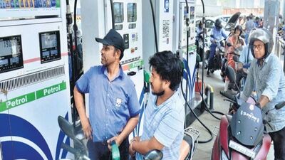 ”Petrol Diesel Price: பெட்ரோல் தேவையை பூர்த்தி செய்ய இறக்குமதியை சார்ந்து தான் இந்தியா உள்ளது. இந்தியா, தன்னுடைய கச்சா எண்ணெய் தேவையில் 85 சதவீதம் இறக்குமதி செய்கிறது”