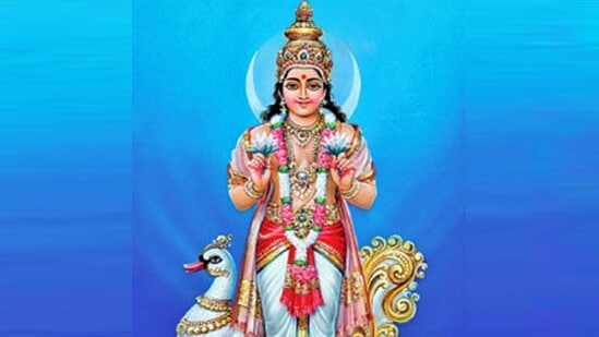 ஒரு நபரின் ஜாதகத்தில் மனோகாரகன் எனப்படும் சந்திர கிரகமும், பூமி காரகனாகிய செவ்வாய் கிரகமும் ஜாதகத்தில் இணைந்து இருந்தால் சந்திர மங்கல யோகம்