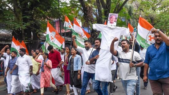 கேரள யூத் காங்கிரஸ் மாநிலத் தலைவர் ராகுல் மம்கூடத்தில் கைது செய்யப்பட்டதைக் கண்டித்து கொச்சியில் யூத் காங்கிரஸ் கட்சியினர் ஆர்ப்பாட்டம் நடத்தினர். (PTI) கேரள யூத் காங்கிரஸ் மாநிலத் தலைவர் ராகுல் மம்கூடத்தில் கைது செய்யப்பட்டதைக் கண்டித்து கொச்சியில் யூத் காங்கிரஸ் கட்சியினர் ஆர்ப்பாட்டம் நடத்தினர். (PTI)