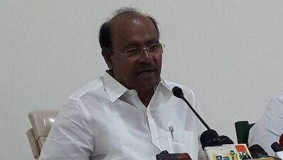 Ramadoss: ஆண்டுக்கு 1,966 ஆசிரியர்களை மட்டுமே நியமித்தால் அரசு பள்ளி கல்வித்தரம் எவ்வாறு உயரும்? என்று பாமக நிறுவனா் ராமதாஸ் கேள்வி எழுப்பி உள்ளாா்.