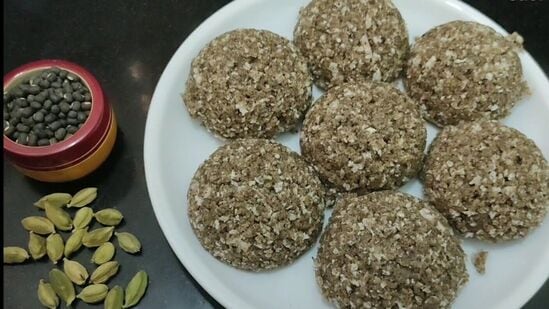 Black Urad Dal Puttu : ஊட்டச்சத்துக்கள் நிறைந்த கருப்பு உளுந்து புட்டு! பெண்களின் ஆரோக்கியம் மேம்பட உதவும்! 