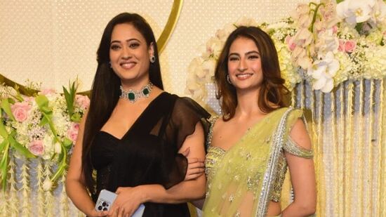 ஈரா கானின் திருமண வரவேற்பு நிகழ்ச்சியில் நடிகை ஸ்வேதா திவாரி மற்றும் மகள் பாலக் திவாரி ஆகியோர் மிகவும் அழகாக இருந்தனர். ஸ்வேதா கறுப்பு நிற புடவையை அணிந்திருந்தபோது, ​​பாலக் ஒரு மஞ்சள் நிற சேலையை அணிந்திருந்தார்.