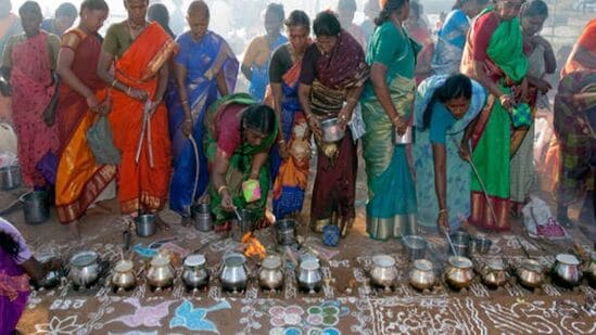 தமிழ் மாதத்தின் தை முதல் நாள் பொங்கல் பண்டிகை. அன்று சூரியனை வணங்கிப் பொங்கலிட்டு கரும்பு, பழங்கள், காய்கறிகள், வெற்றிலை, பாக்கு ஆகியன வைத்து வழிபட வேண்டும். வீட்டில் சூரிய ஒளிபடும் ஏதேனும் ஓரிடத்தில் இந்த வழிபாட்டைச் செய்வது மிகவும் சிறப்பு.