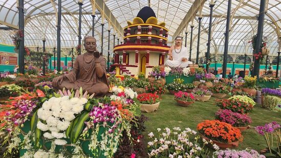 கண்காட்சியில் அமைக்கப்பட்டிருக்கும் கண்ணாடி வீடு அமைப்பின் நடுவே அன்வபய மண்டபம் சுமார் 4.8 லட்சம் மலர்களால் வடிவமைக்கப்பட்டுள்ளது. பசவண்ணாவின் 10 அடி உயர திருவுருவமும் அதன் முன் வைக்கப்பட்டுள்ளது