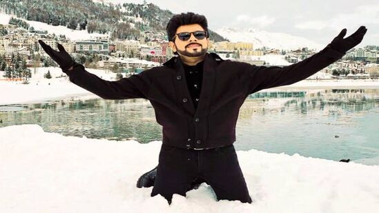 தற்போது தி லெஜண்ட் சரவணன் காஷ்மீரில் தனது அடுத்த படத்துக்கான லொகேஷன் பார்த்து வருகிறார். காஷ்மீரில் இருந்து அவர் வெளியிட்டுள்ள லேட்டஸ்ட் போட்டோக்கள் இணையத்தில் வைரலாகி வருகிறது.